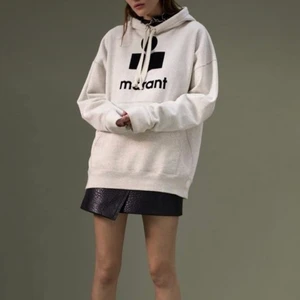 Isabel marant tröja - Svart Isabel marant Hoodie som jag köpte från någon vecka sedan i Venedig och heller aldrig använd✨ Nypris 3600kr första bilden är för att visa passformen🤍