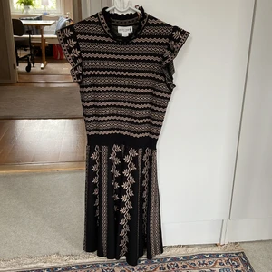 Klänning - Smickrande klänning från Lindex i storlek S.  Ny & aldrig använd alla lappar kvar.  Undrar ni något får ni gärna fråga. Frakt tillkommer.