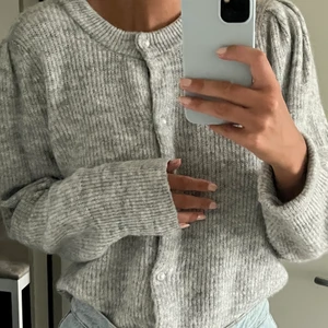 Stickad kofta  - Stickad kofta i storlek L från Holly White, jättemjuk och fin, inte alls sticksig 💕 storlek L, sitter oversized på mig som har storlek S normalt 