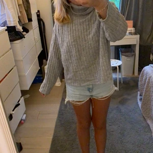 Grå stickad tröja  - Säljer nu min så varma stickade tröja ifrån even&odd köpt för 399 säljer för 250. Den perfekta tröjan nu till hösten och vintern. Den är så så varm och mysig. 