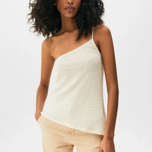 Pull&bear linne - Säljer detta linne från pull&bear. Jätte snyggt och är helt nytt. Säljer pågrund av att det var lite för litet för mig och jag hann inte lämna tillbaks det. Det är lite genomskinlig men inget som syns jätte mycket. Skriv för fler bilder💞💞