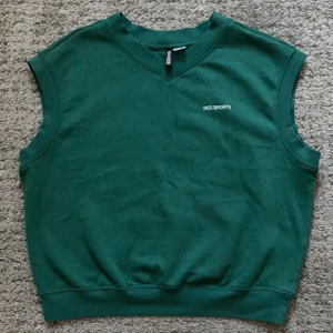 En grön väst - En mörk grön väst från Hm använt 1 gång så jag ger den till någon med bättre användning 