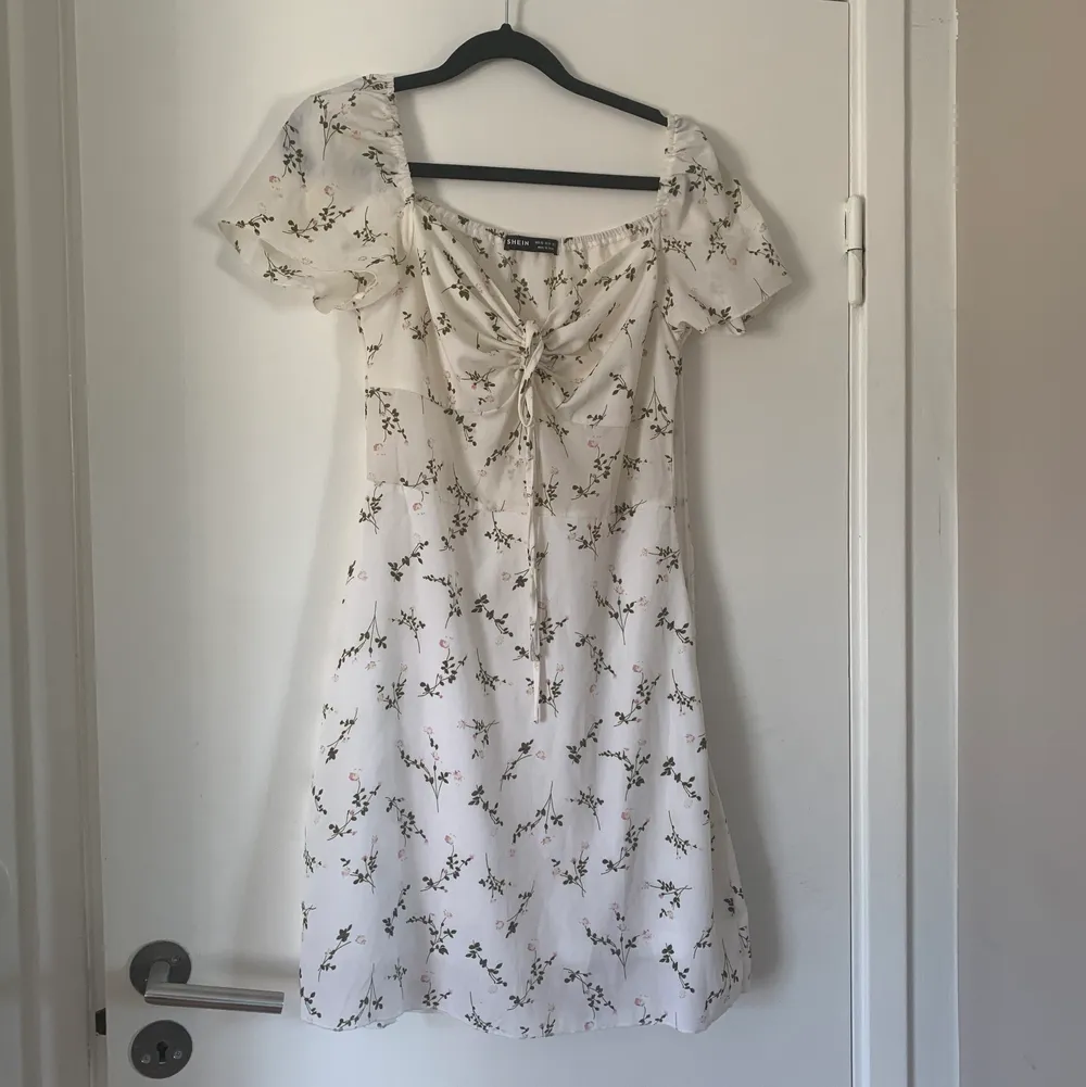 Det här är en klänning som är köpt från Shein och den är i storleken xs. Dragkedja på sidan och man kan justera hur långt ner v-ringningen ska vara. Jag kan möta upp köparen runt Göteborg annars betalar köparen för frakt.. Klänningar.