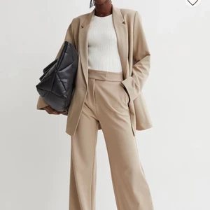 Kostymbyxa str 36 - Beige kostymbyxa i nyskick med den perfekta passformen i storlek 36, säljer pga att dom inte kommit till användning, nypris 199