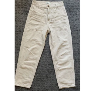 Beigea byxor från Gina  - Ett par mom jeans från Gina rätt så använda men går fortfarande att ha på sig 