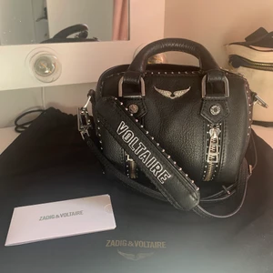 Zadig väska ( Sunny nano) - Kollar intresset på denna Zadig & Voltaire väska i modell ”sunny nano”. Köpte den för ca 2900kr på Zadigs hemsida i början av året. Men har bara använt den några få gånger. Den är i nyskick och har inte defekter. Priset kan diskuteras 💗💗