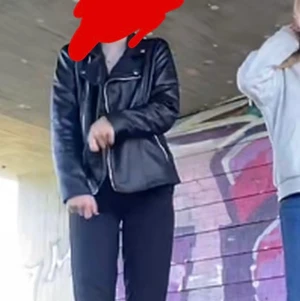 Skinnjacka  - Hej, säljer min skinnjacka  storlek S/m  (Liten i storlek så passar mellan xs-m perfekt🥰180kr Hör av er om ni har frågor eller vill köpa så svarar jag så snabbt jag kan❤️‍🔥