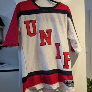 Hockey Jersey - Nyskick, vintage märke. Nypris 500. Det står xs i tröjan men passform är M