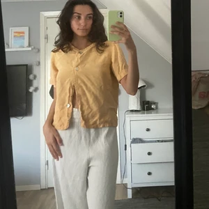 Vintage topp  - Vintage-topp som är skitsnygg säljes🤩 insåg efter jag köpt den att jag inte passar så bra i gul😖 köpt secondhand och är i skitbra skick!