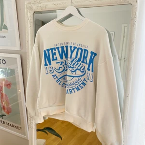 Tröja från Gina Tricot - Tjocktröja från Gina Tricot. Storlek S men passar mig som är L💜 Sminkfläck vid kragen, syns på andra bilden☺️