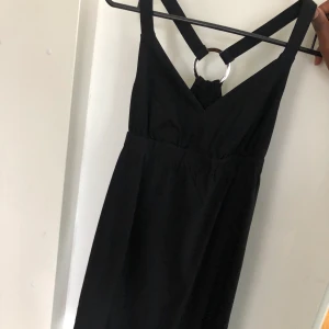 Klänning - Svart tajt klänning 