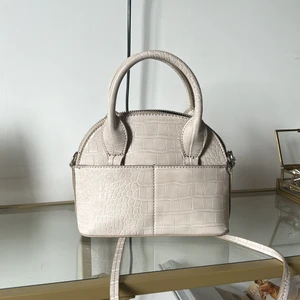 Zara väska  - Beige väska från zara. Knappt använd så helt fläckfri.