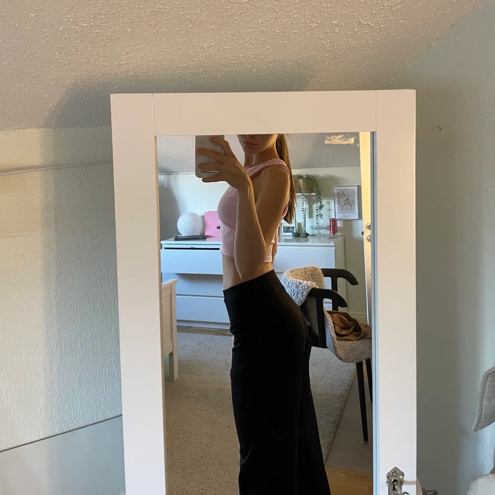 Dessa mid waist kostymbyxor från hm är såå sköna, tråkigt nog är de för stora för mig och därför säljs de. Om du behöver mer bilder och är intresserad är det bara att kontakta mig. Pris kan diskuteras . Jeans & Byxor.