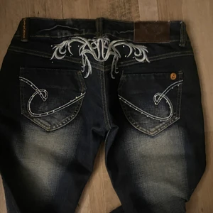 Jeans - Ett par lågmidjade jeans i 38 med sååå fint tryck!! Kan posta om köpare står för frakf 