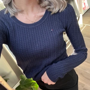 Tommy koft - En superfin kofta från tommy hilfigher. Använd en del men är i väldigt bra skick. Storlek xs. Pris 100kr+ frakt