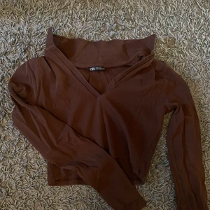 Brun långärmad  - En jättefin, brun, croppad långärmad med krage från Zara. Använd flera gånger, men säljer eftersom den inte riktigt passar min stil längre. Storlek M. 75 kr + 39 kr 