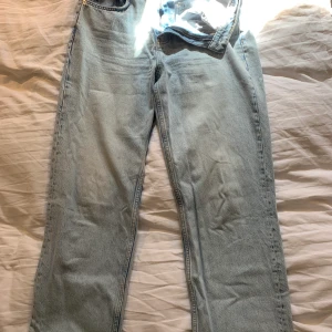 Jeans Gina Tricot, storlek 40 (full length) - Jättefina mellanblåa jeans ifrån Gina Tricot i full length (extra långa ben). Dessa är bra längd för mig som är 180 men hade varit perfekta på någon som är 175! (Frakten ej inkluderat i priset, så 250+66 kr) :))))