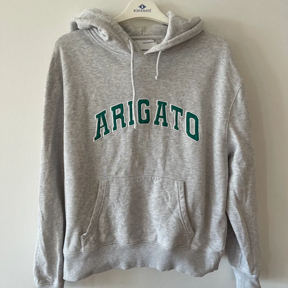 Ljusgrå Axel Arigato hoodie i bra skick. Strl L/XL men liten i storleken. Mer som M, oversized S. . Hoodies.