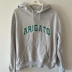 Ljusgrå Axel Arigato hoodie i bra skick. Strl L/XL men liten i storleken. Mer som M, oversized S. 