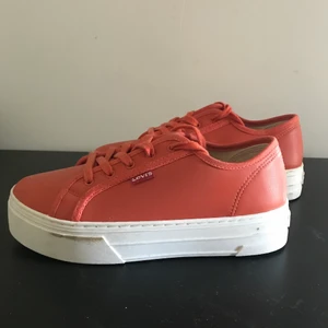 LEVIS STORLEK 37 - Helt nya, endast provade. 