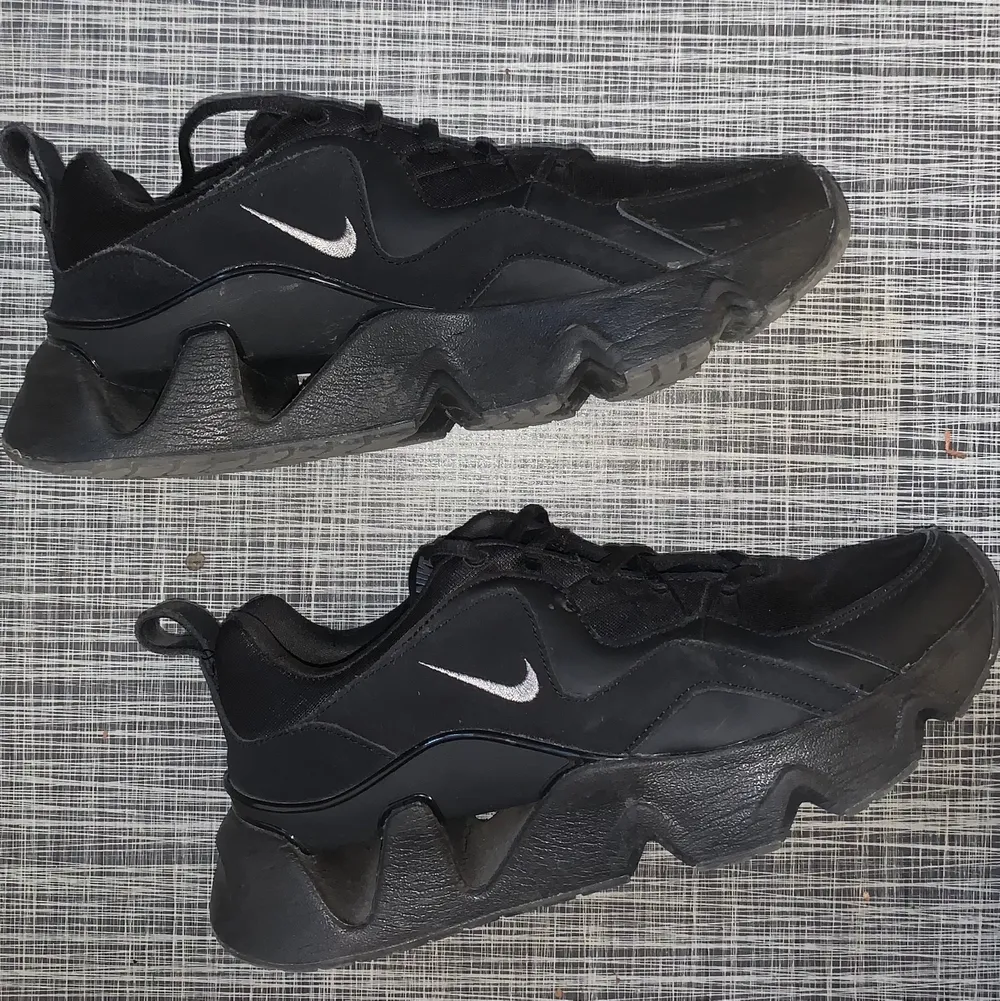 Märke: Nike Modell: Womens Ryz 365 Storlek: 39 Nypris: ca 1000kr Utropspris: 450kr Skick: Mer eller mindre som nya. Skor.