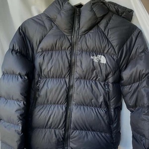 The North Face Jacka - Använd och det saknas vissa bokstäver men annars i fint skick. Finns 4 stora fickor och passar perfekt som en ny vinterjacka🖤 Pris kan diskuteras! 