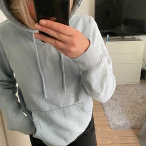 blå hoodie - perfekta hoodien nu till hösten!! sitter såå snyggt med en najs luva och har verkligen den finaste blå färgen!! den har inga defekter förutom den lilla grejen som lossnat på ena snöret men inget man tänker på, den är inte nopprig alls💕