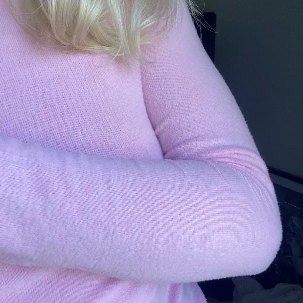 Superskön och strechig rosa tröja som är relativt tunn men ändå lite lurvig liksom. Tröjor & Koftor.