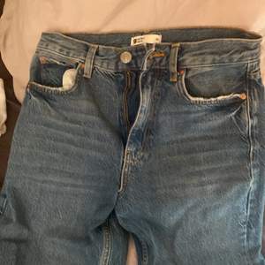 Ett par helt nya Gina jeans, storlek 36 . Säljer dom pga för små därav lappen inte är kvar för trodde som passade. Köpt för 500
