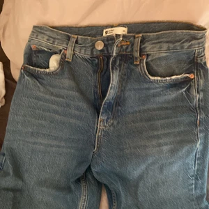 Jeans  - Ett par helt nya Gina jeans, storlek 36 . Säljer dom pga för små därav lappen inte är kvar för trodde som passade. Köpt för 500