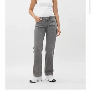 Weekday arrow low waist - Säljer mina HELT oanvända (därav priset) lågmidjade arrow jeans ifrån weekday i comet grey ❤️ STORLEK: 27/34