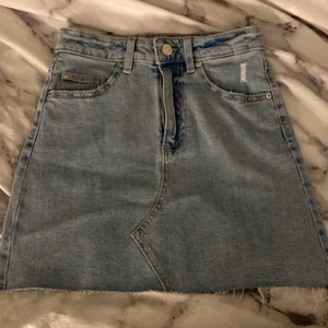 Jeanskjol blå  - Säljer den här jättefina jeanskjolen i märket ”denim skirt” då den tyvärr är för liten för mig. Kjolen är i storlek Xs ej använd