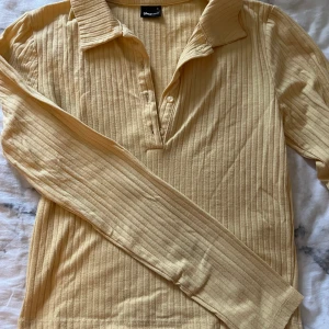 Topp storlek s - Den är använd 2 gånger och passar storlek M 