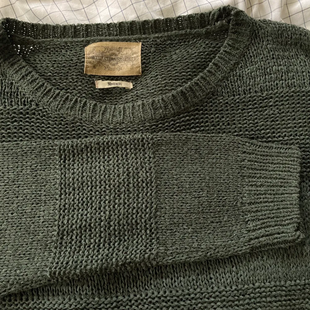 Grön overzised stickad tröja från Vailent Clothing, se bild två för än bättre syn på material och färg. Står Medium men sitter mer som en L. Tröjor & Koftor.