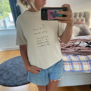 Acne tshirt - Säljer min fina acne tshirt då jag inte får någon användning av den! Köpt ca ett halvår sedan! Aldrig använd så i nyskick! Original pris var 1700! Sälj inte längre! Strl xs men stor i storleken! Passar mig som brukar ha s/m