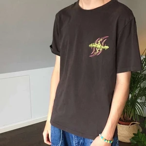 Weekday t-shirt  - Brun Weekday t-shirt med tryck på ryggen i bra skick. 100% cotton, super mjuk.