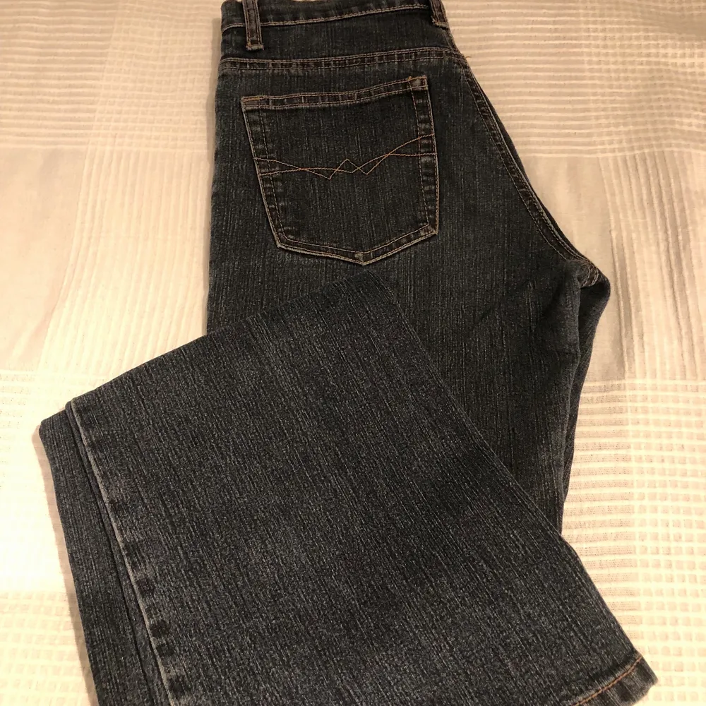 Super Snygga low waist/ mid waist flare jeans som tyvärr inte passar mig längra. De har lite små detaljer på fickorna. Köpta på Humana. Jeans & Byxor.