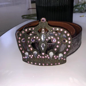 Röd/silvrigt bälte med krona - Svincoolt bälte med så fina detaljer. Passar så bra med ett par mörkare jeans 😍 Obs äkta läder!