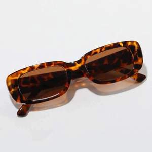 Trendiga solglasögon i färgen brun helt ny och oanvänd!