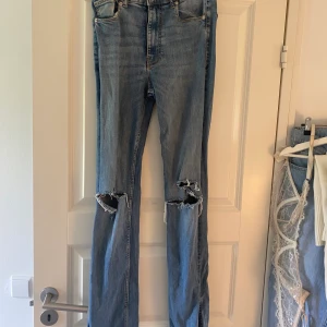 Zara jeans  - Super fina blå jeans från zara, har en slit nere vid fötterna.