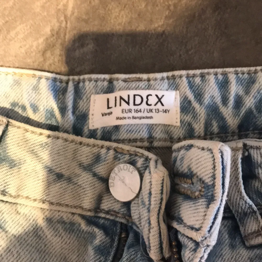 Säljer dessa jeansen från Lindex, använda högst 2 gånger säljer för som är förkorta på mig. Jeans & Byxor.