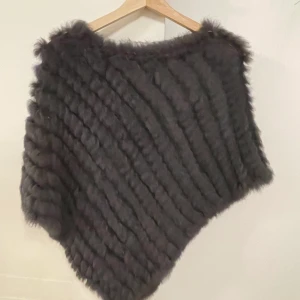 Pälsponcho äkta päls - Äkta päls. En för 200kr eller båda på min sida för 350kr. Nypris: 529kr Skriv för mer bilder Både fraktar och möts upp.