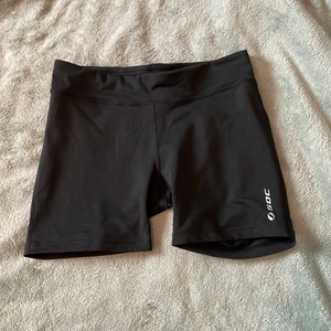 Tränings shorts  - Sköna tränings shorts, säljer då de blivit för små. Köparen står för frakten:)