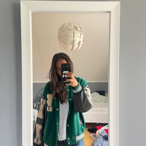 Grön collegejacka  - Skitsnygg oversized baseballjacka perfekt nu till hösten  