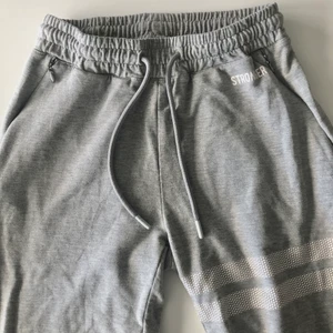 Stronger mjukisbyxor - Superfina stronger mjukisbyxor i storlek S. Säljer pga att de är alldeles för korta för mig, passar någon från 160 till 170 cm!💙☺️