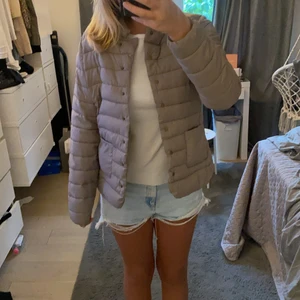 Jacka  - Säljer denna så snygga jacka perfekt nu till hösten🍂🍂 i beige färg. Säljer för 600 kr. Storlek M. 