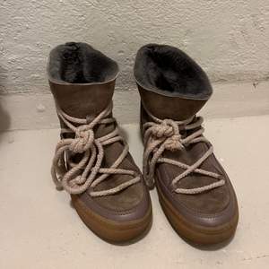 Inuikii skor inköpta för två år sedan. Används sparsamt under en säsong och har inga fläckar eller är trasiga. Nypris runt 2000 kr säljer för 500 eller högsta bud 🫧✨🫶🏻