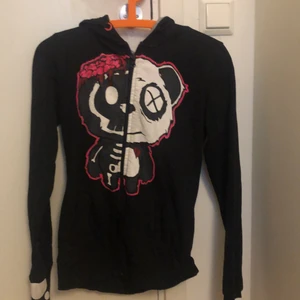 Björn hoodie - Den är lite sliten i ärmarna 