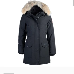Canada goose  - Säljer min canada jacka som jag haft i snart 2 år jag har ingen användning för det därför säljer jag den, den är i xxs men passsar mig som är S/Xs skriv för fler bilder och mer info!