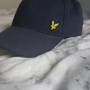 Keps - En jättefin mörkblå och fin keps, köptes flr 749kr, 